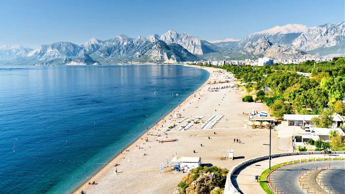 Plaja Konyaaltı - paradisul albastru al Antalyei